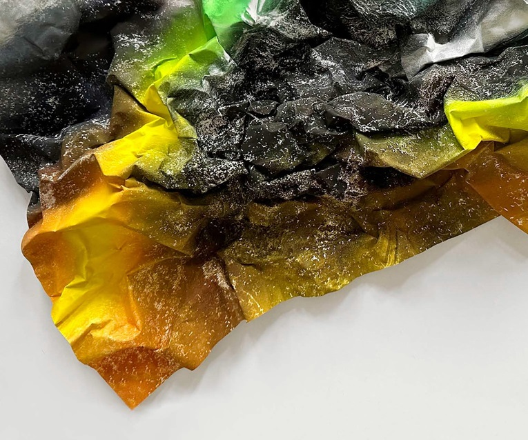 Astrid Busch, Detailansicht Urban Memories #23, 2023, Archival Pigment Print auf Aluminium, courtesy Galerie Rupert Pfab © VG Bild-Kunst Bonn, 2025