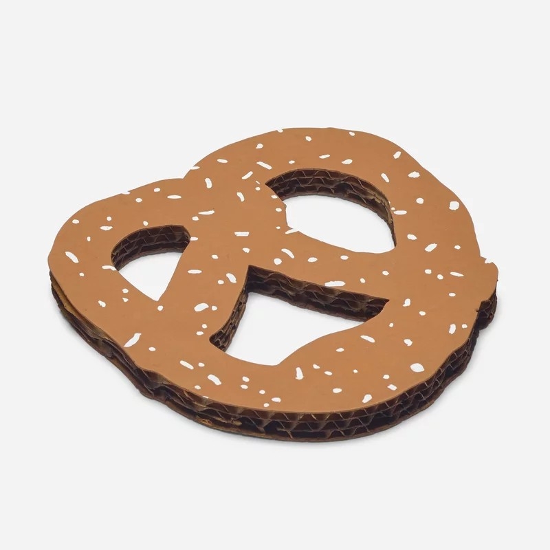 Claes Oldenburg, N.Y.C. Pretzel, 1994, 17,5 x 16,5 x 1,5cm, Wellpappe, mit Laser geschnitten, Siebdruck