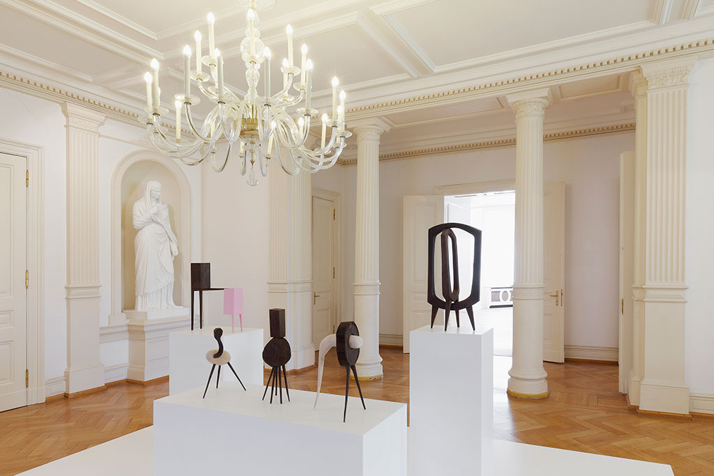 Abbildung: MG_5466 Ausstellungsansicht “Kocheisen+Hullmann – Zwischenblüte ambitionierter Metamorphosen” 21.04. – 01.07.2018 Foto: Michael Wittassek © VG BILD-KUNST Bonn, 2021