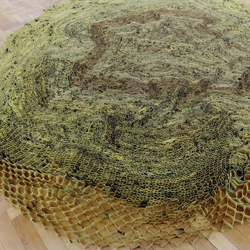 Jagoda Krajewska, Bodenarbeit, 2009, Telefonbuchseiten, in Streifen gerissen und getackert