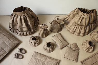 Monika Mazurkiewicz, I´m taking a black thread out of me, 2013, Packpapier, Nähgarn