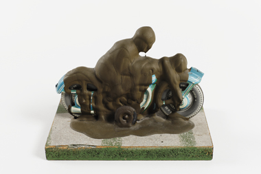 Dieter Roth, Motorradfahrer, 1969, Blechspielzeug auf Holzplatte montiert, mit Acrylfarbe übergossen, 12 x 17 x 11 cm, Auflage 100, Hersteller: Dieter Roth, Leihgeber: Buchhandlung W. König, Köln, Foto: Michael Wittassek, © Dieter Roth Estate, Courtesy Hauser & Wirth 